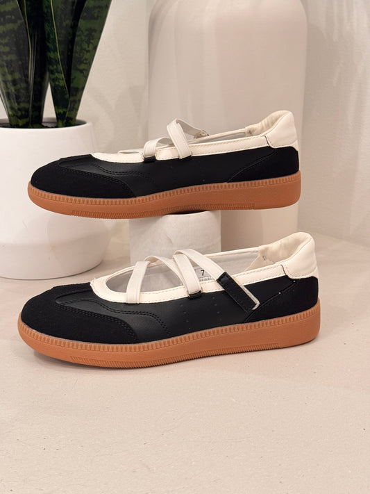 Briar Black/White Flat Sport Shoes