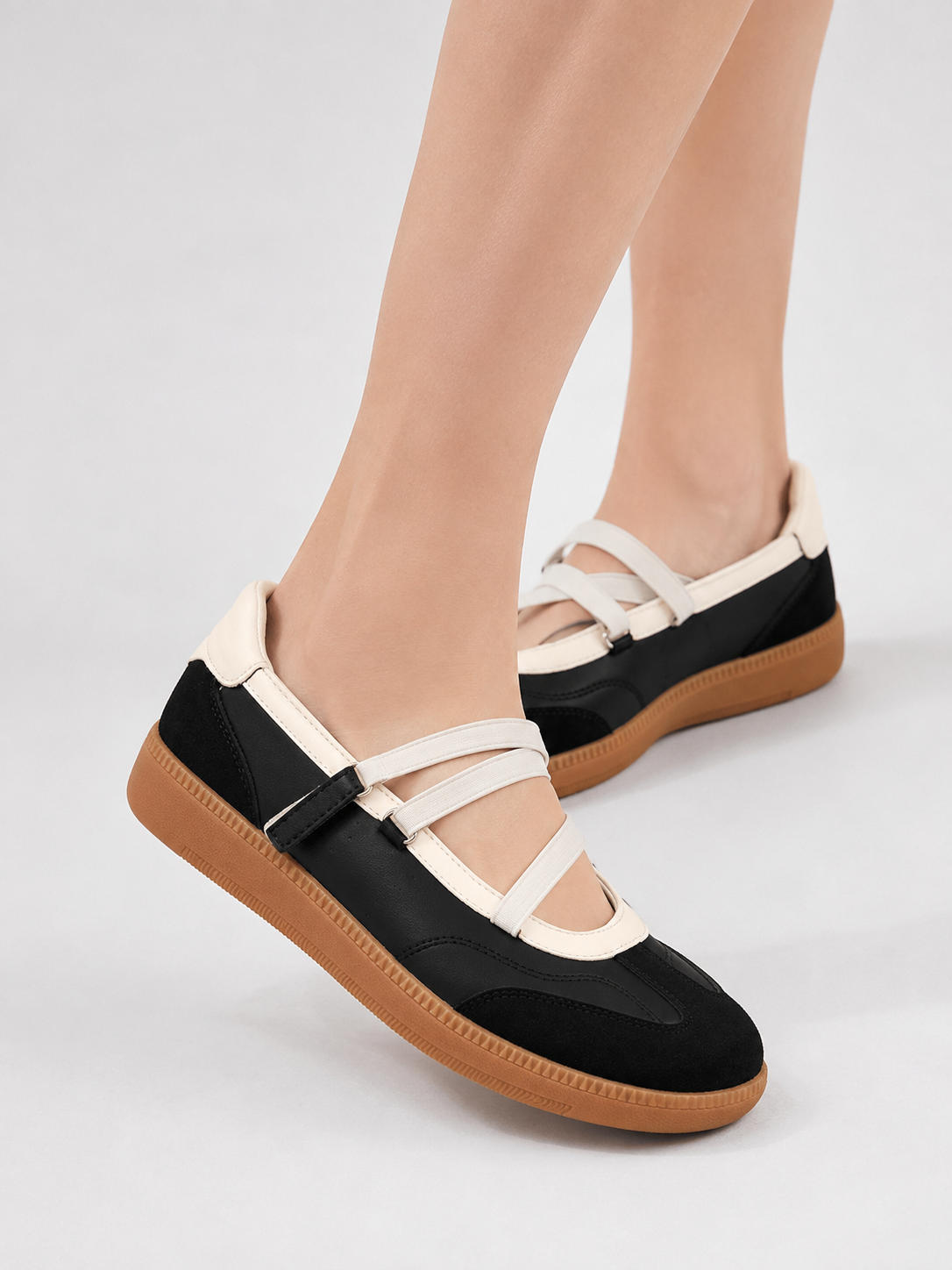Briar Black/White Flat Sport Shoes