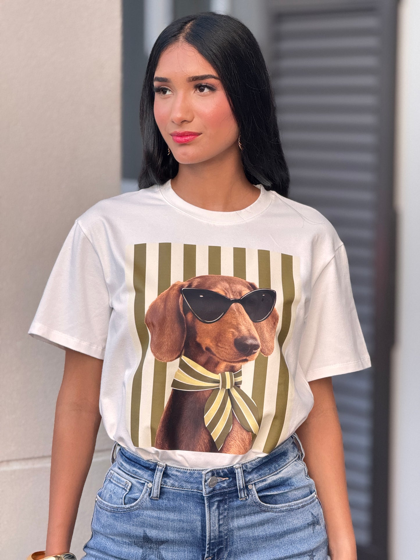 Nyla Doggy Sunglasses Green lines T-Shirt