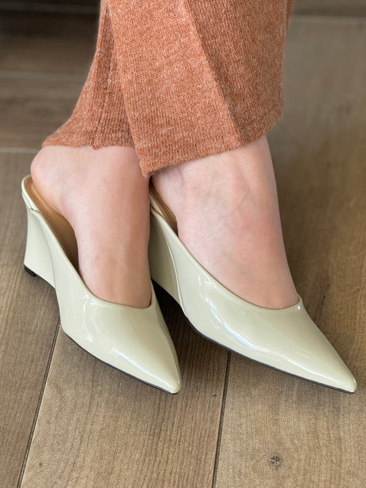 Nápoles Beige Patent Pointy Heels