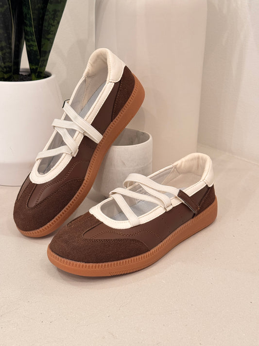 Briar Brown/White Flat Sport Shoes